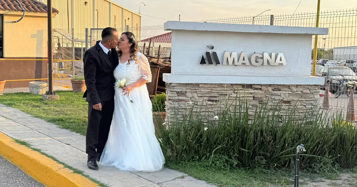 Pareja se casa y vuelve al lugar donde se conocieron: una fábrica en Coahuila. Su historia de amor ya es viral