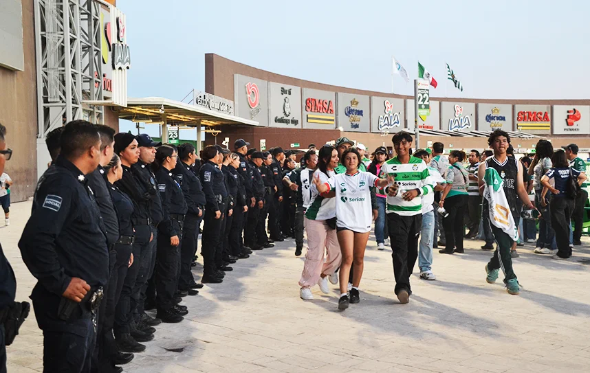 Detienen a más de 18 aficionados tras riña al término del Santos vs Monterrey en Torreón; hay 5 policías lesionados