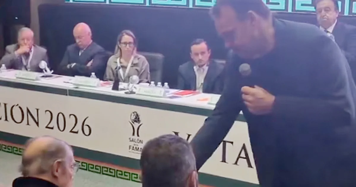 David Faitelson se disculpa con José Ramón Fernández durante votación del Salón de la Fama del Futbol.