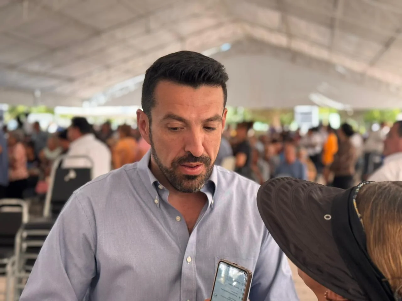 Funcionario de Servicios Públicos evalúa dejar su cargo para asumir rol honorífico en el PRI durante el proceso electoral.