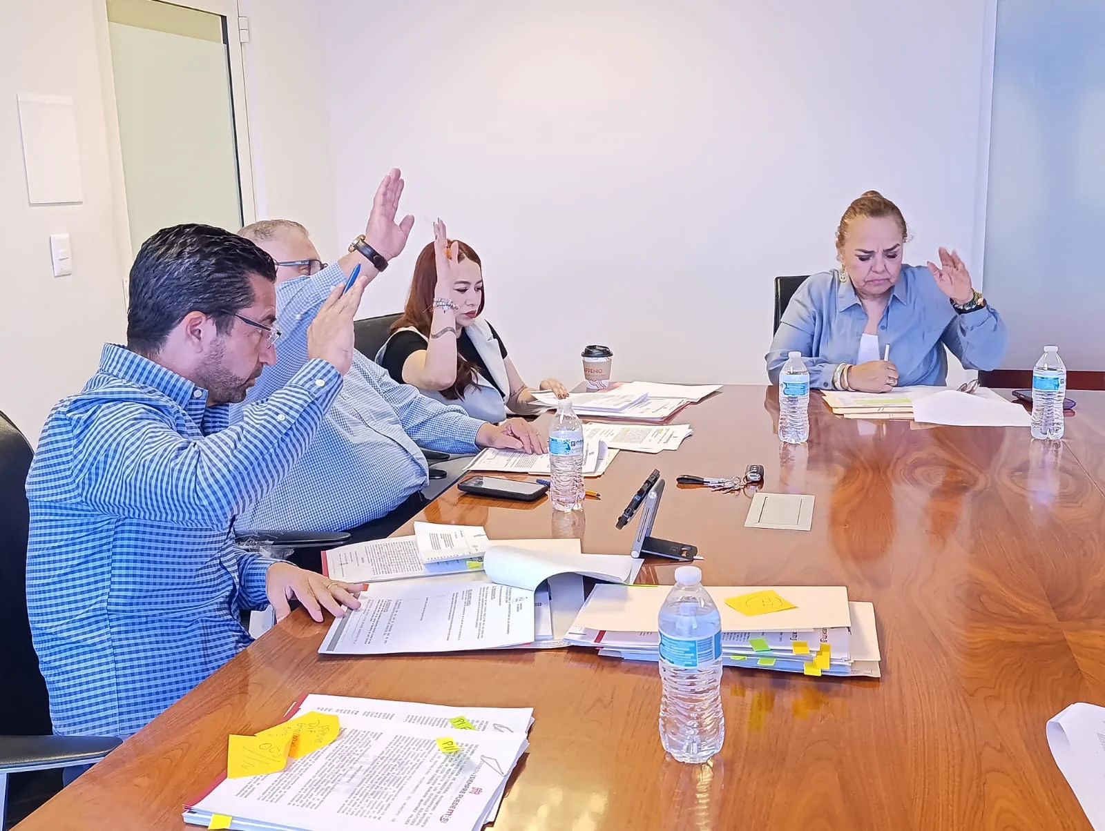 DIF Torreón aprueba apoyos para becas, adultos mayores y niños empacadores. Recursos fortalecen programas sociales.