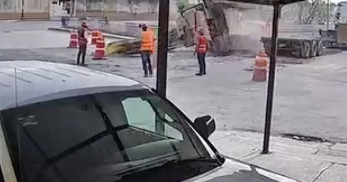 Al interior de la misma se encontraba un trabajador de la obra, por lo que inmediatamente sus compañeros corrieron a auxiliarlo.