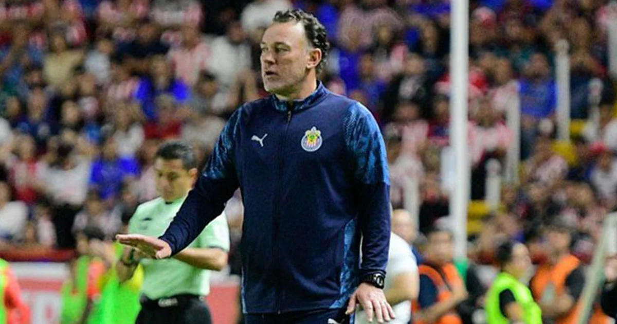 Milito frena a Javier Aguirre y blinda a sus figuras en Chivas rumbo a Liguilla.