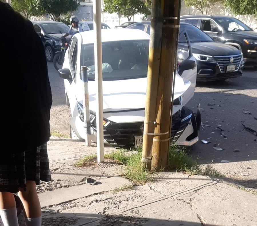 Choque en Moctezuma deja daños y derrame de líquidos en Torreón. Sin heridos graves.