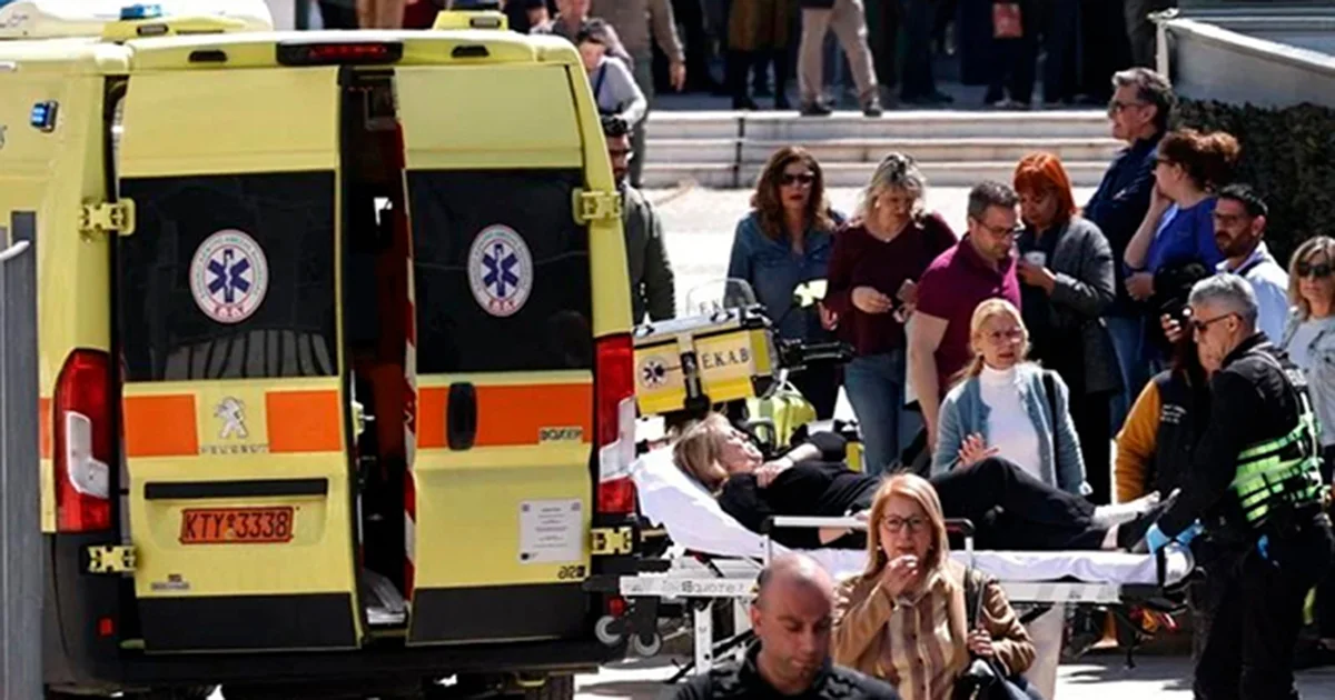 Hombre de 89 años dispara y hiere a cinco personas en doble atentado en Atenas