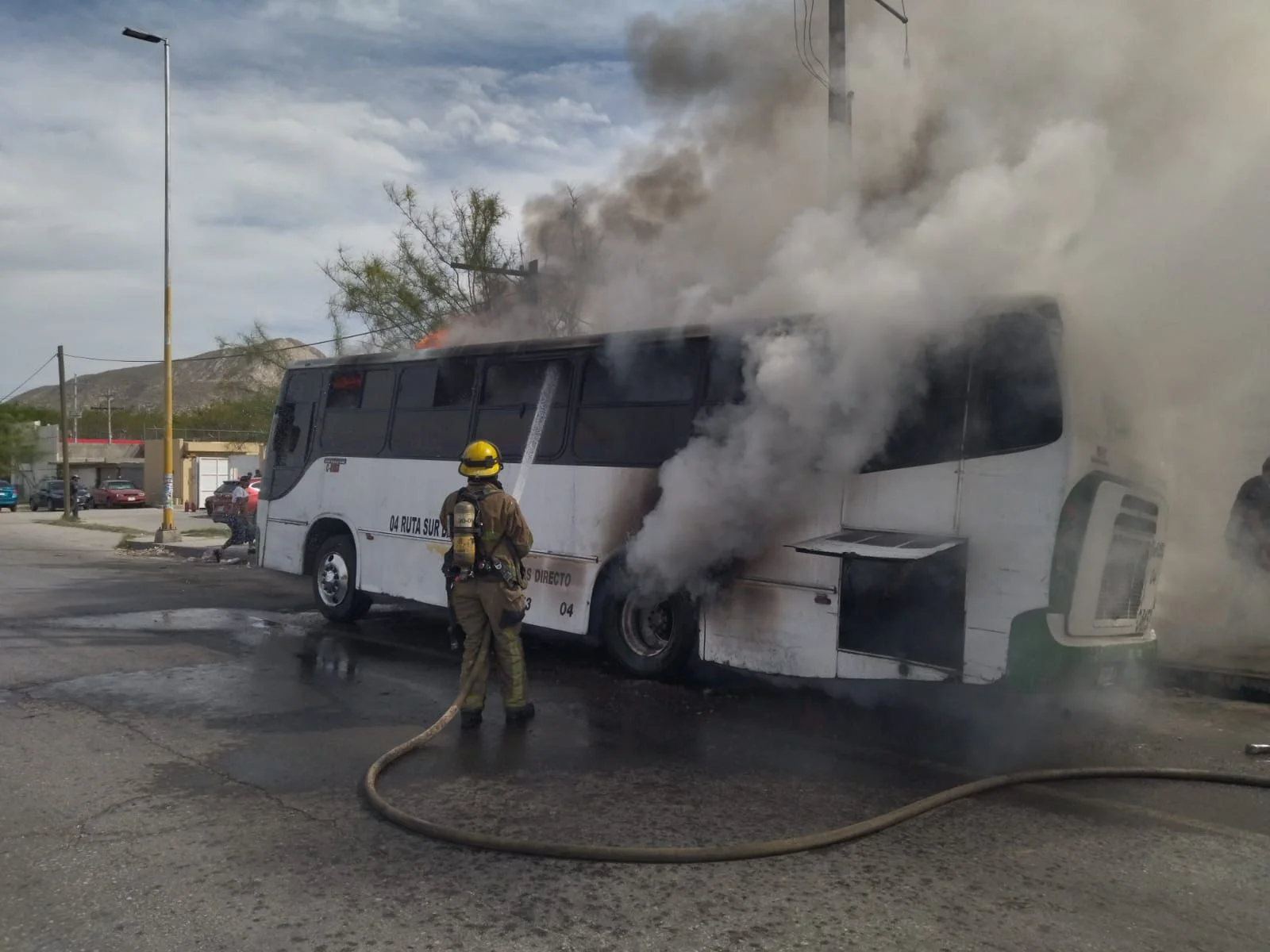 Se incendia ruta de pasajeros en la colonia Las Luisas de Torreón; no hay lesionados