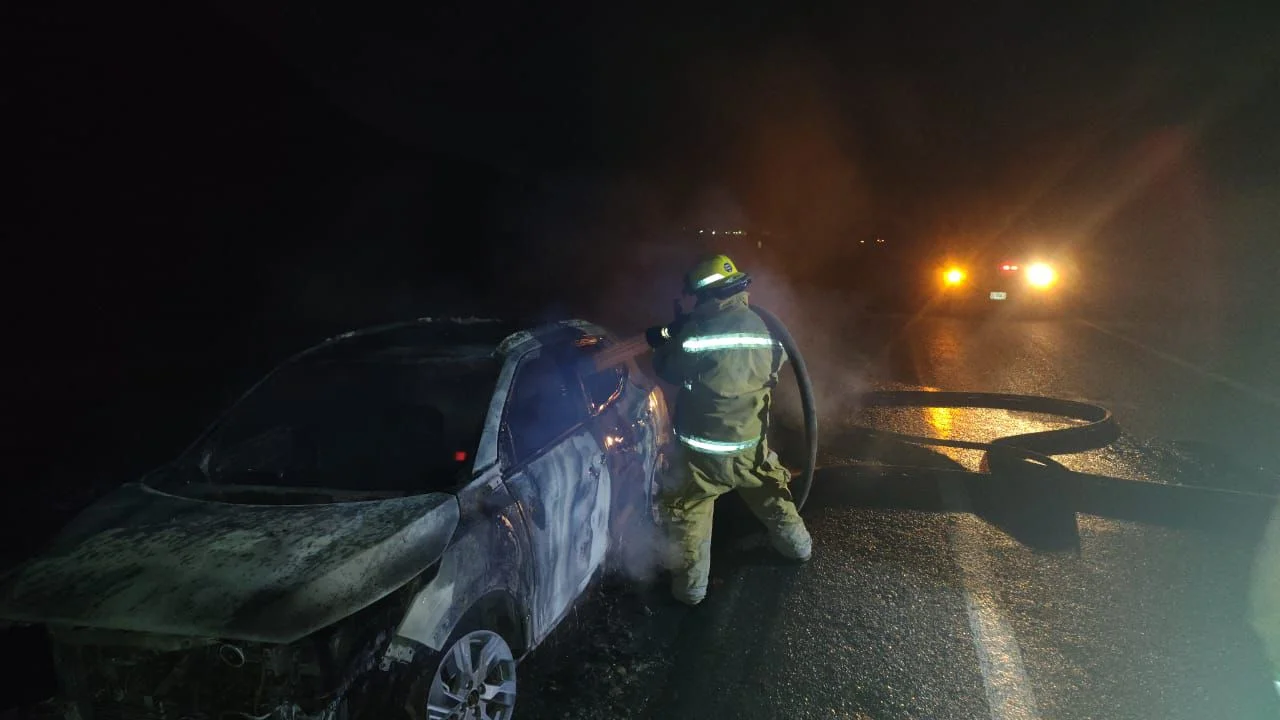 Un auto se incendió en la carretera a La Unión, en Lerdo; bomberos controlaron el fuego, pero el vehículo quedó en pérdida total. Sin heridos.