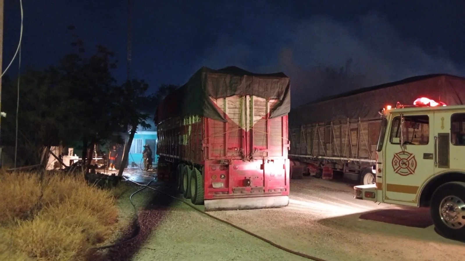 Incendio consume tráiler en Torreón; bomberos controlan llamas sin heridos. Autoridades investigan causas del siniestro en ejido San Luis.