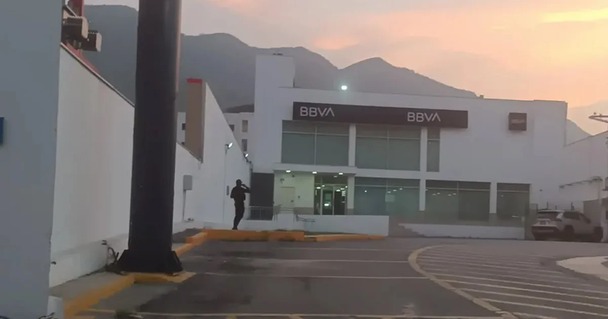 Sujeto armado despoja a cliente de 6 millones de pesos en estacionamiento bancario de Monterrey