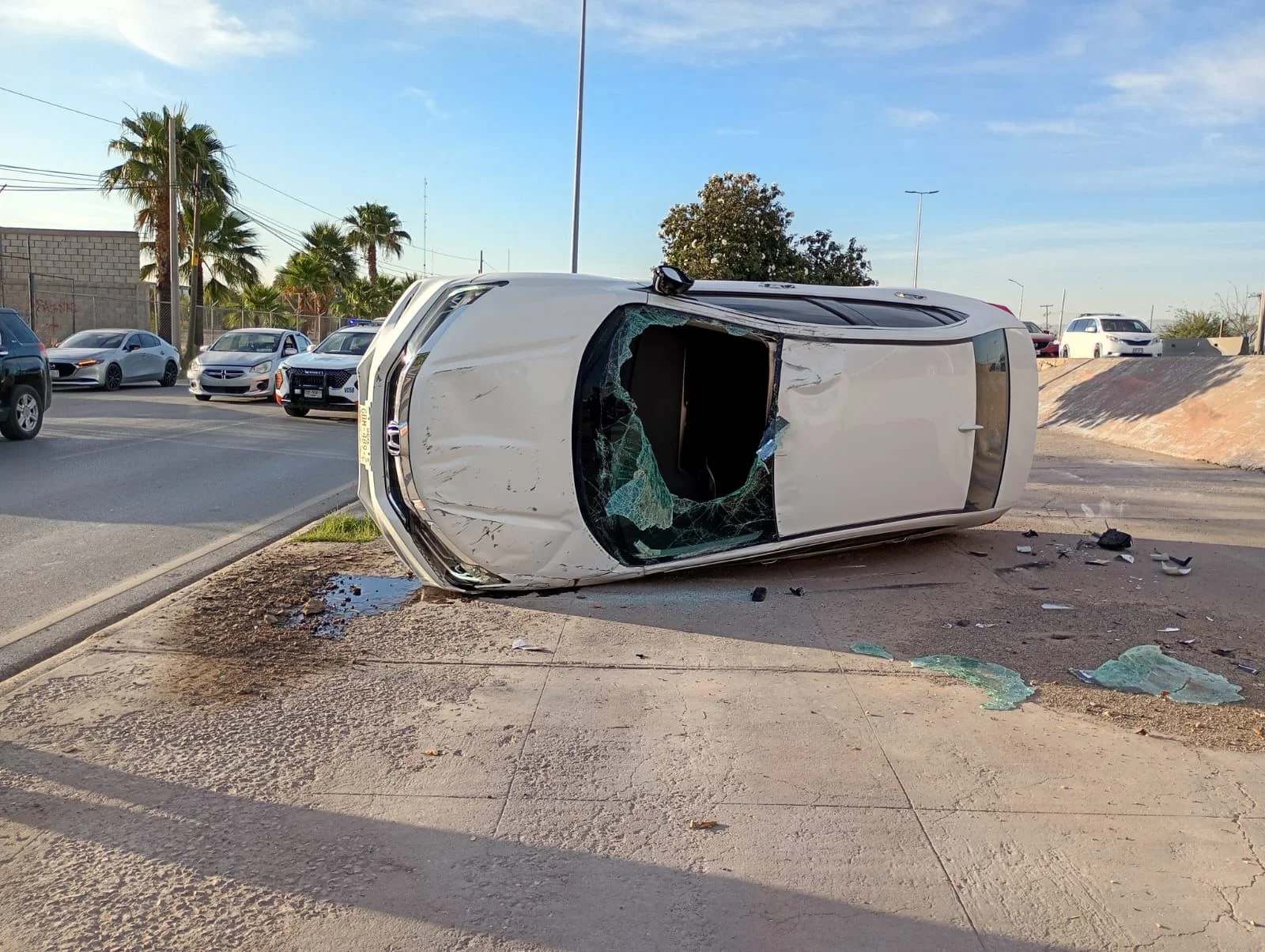Conductora pierde el control y vuelca en periférico de Torreón; no se reportan heridos graves tras el accidente matutino.