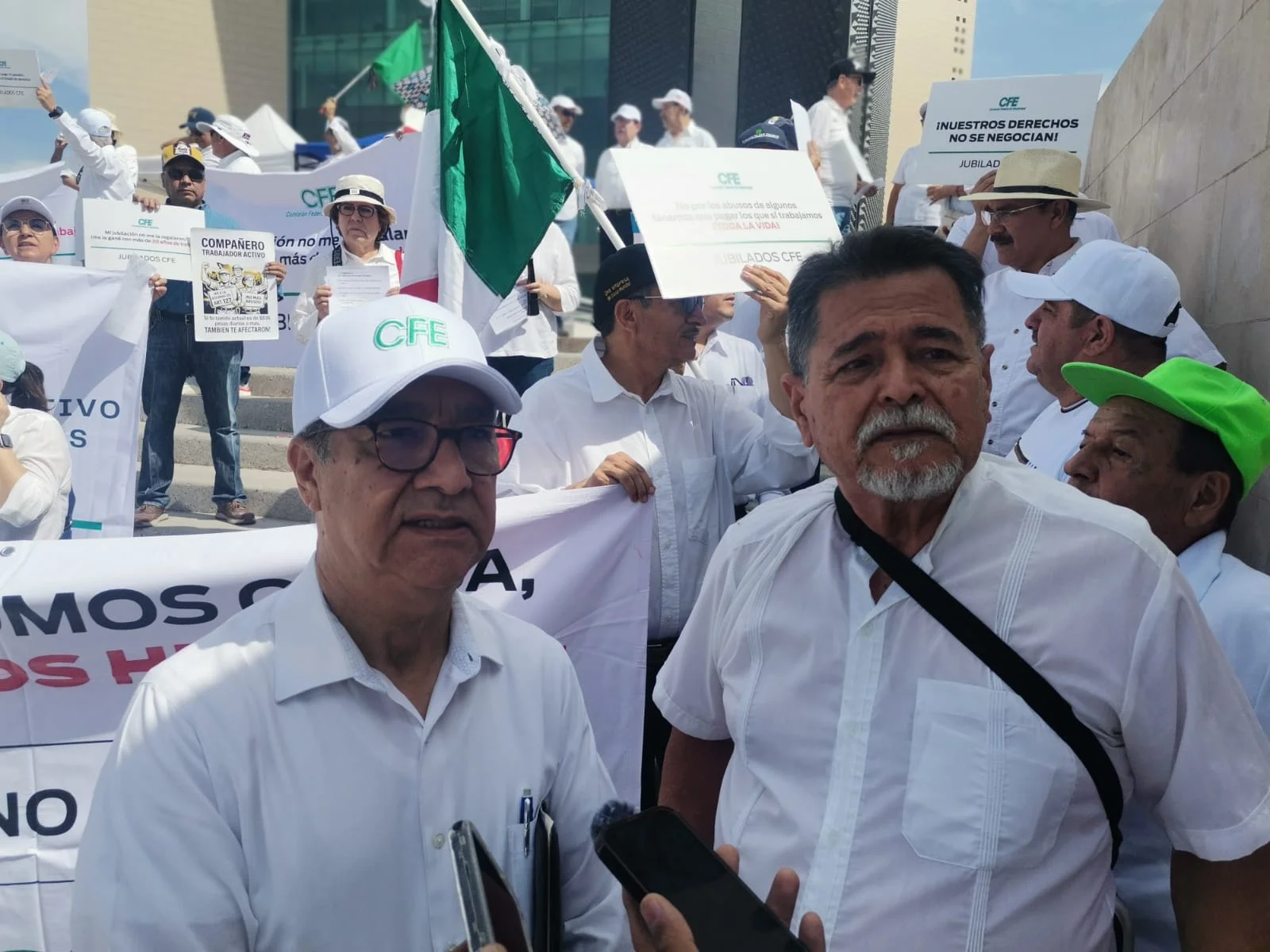 Jubilados de CFE en Torreón exigen restitución de pensiones tras recortes de hasta 60% en sus ingresos.