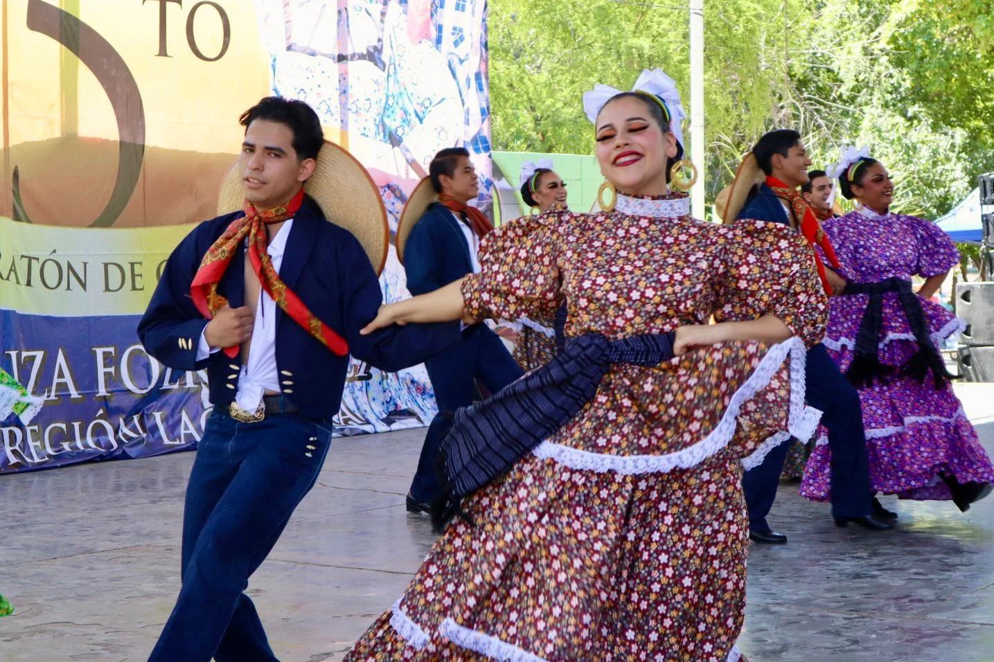 Más de mil 200 bailarines de 42 grupos participaron en el Quinto Maratón de Danza Folklórica de la UAdeC Laguna.