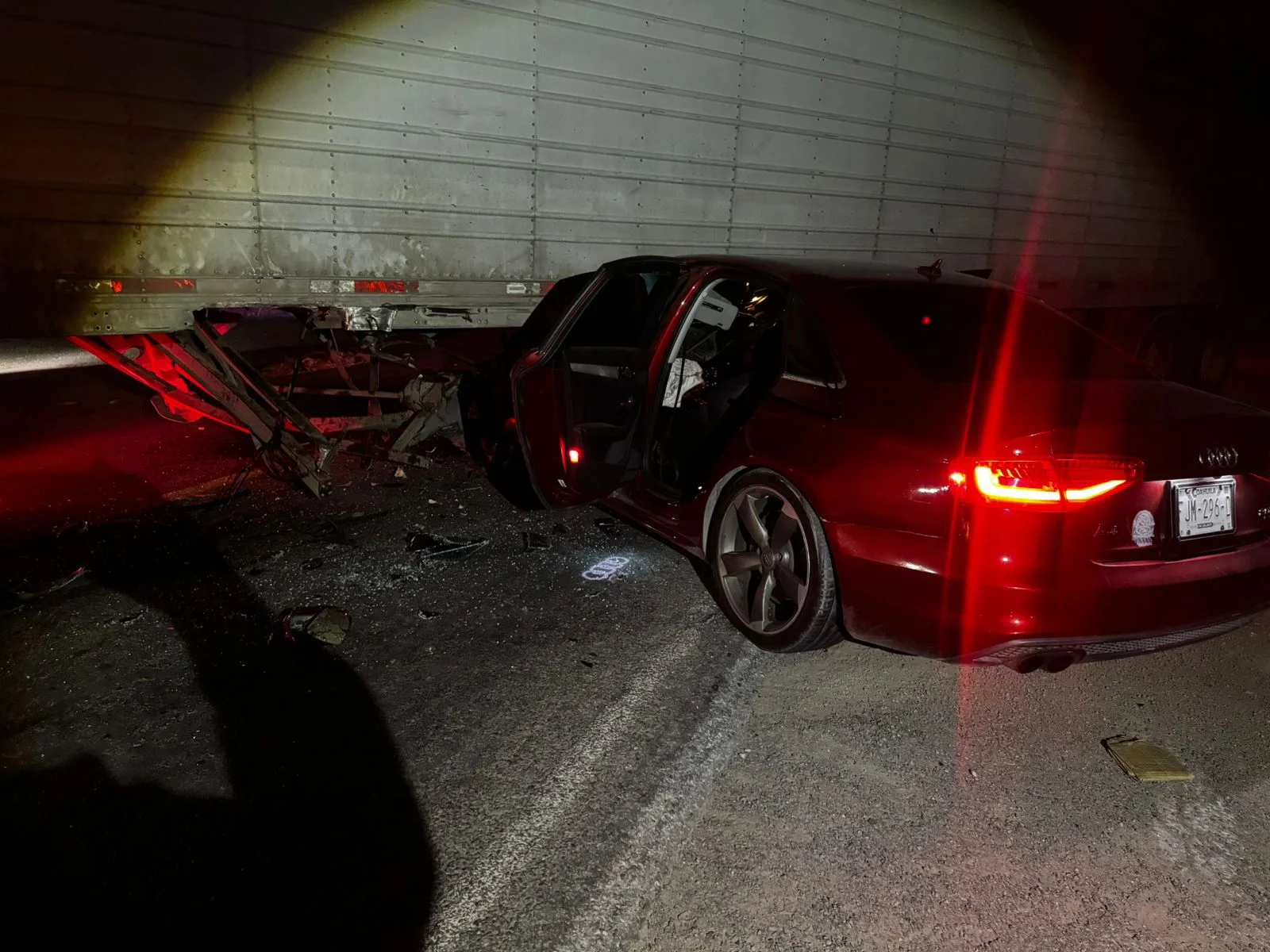 Accidente en carretera Saltillo: auto queda debajo de tráiler en Matamoros. Dos lesionados trasladados a hospital.