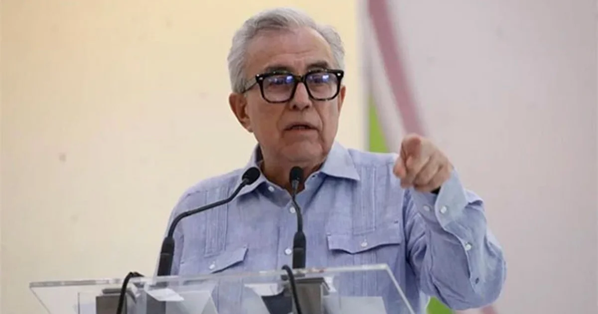 Abordado por periodistas locales en un evento en el municipio de Navolato, fue cuestionado sobre si se separaría del cargo