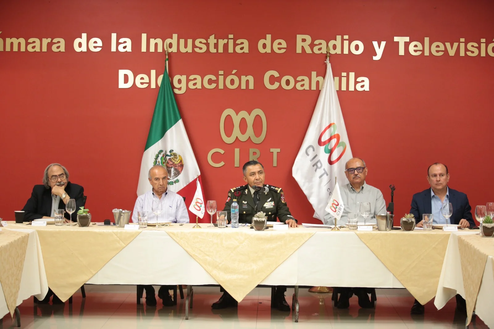 La Cámara de la Industria de la Radio y la Televisión (CIRT) delegación Coahuila, sostuvo una reunión de trabajo con el General Juan Carlos Quiroz Muñoz, Comandante de la Sexta Zona Militar, en el marco de la Sexta Reunión Ordinaria del organismo que preside David Aguillón Rosales.