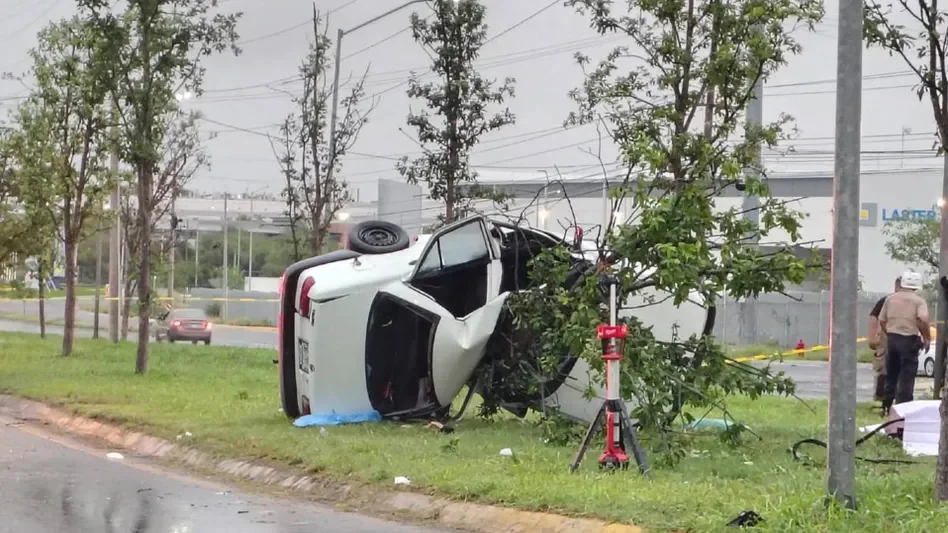 El conductor del automóvil, un Nissan Tsuru de color blanco, quedó ileso y fue detenido bajo la sospecha de portar un arma de fuego