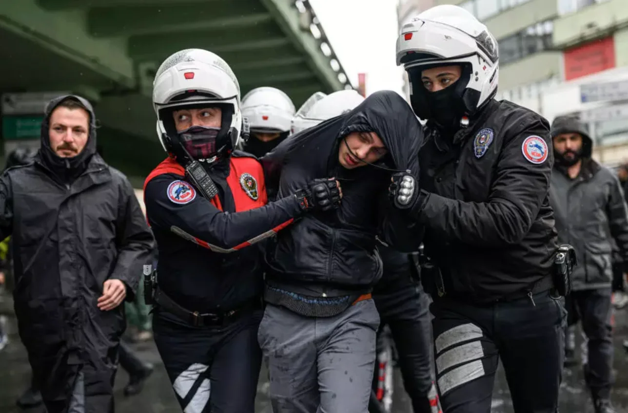 Miles protestan en el Día de los Trabajadores: De la reforma laboral de Milei a las condiciones en Turquía