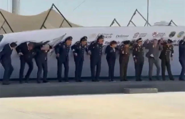 Una mampara colapsó durante la ceremonia de toma de protesta de nuevos comandantes militares en el Estado de México.