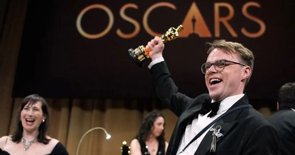 Al tomar un vuelo de Nueva York a Alemania, un agente de la TSA le dijo a Pavel Talankin, que el Oscar podía usarse como un arma y no podía subirlo.