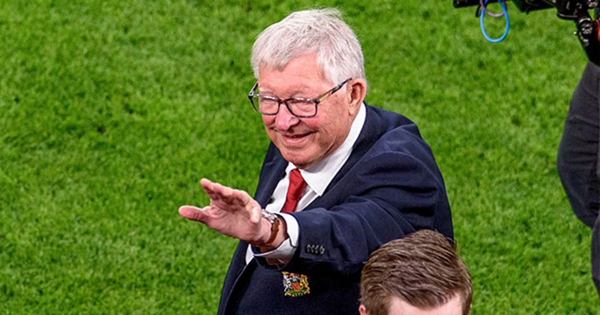 El ex entrenador del Manchester United, Alex Ferguson, fue trasladado a un hospital tras encontrarse indispuesto en el estadio Old Traffod.
