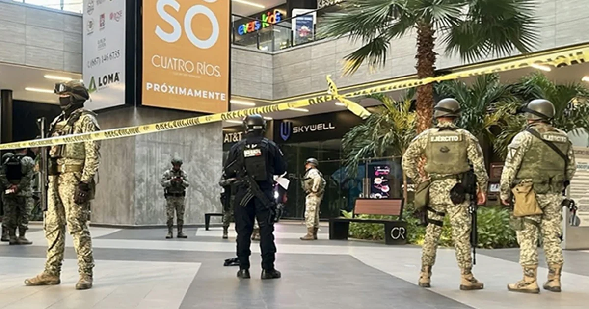 En dos ataques, uno al interior de la plaza comercial Cuatro Ríos, tres hombres fueron asesinados y una mujer resultó lesionada por una bala perdida.