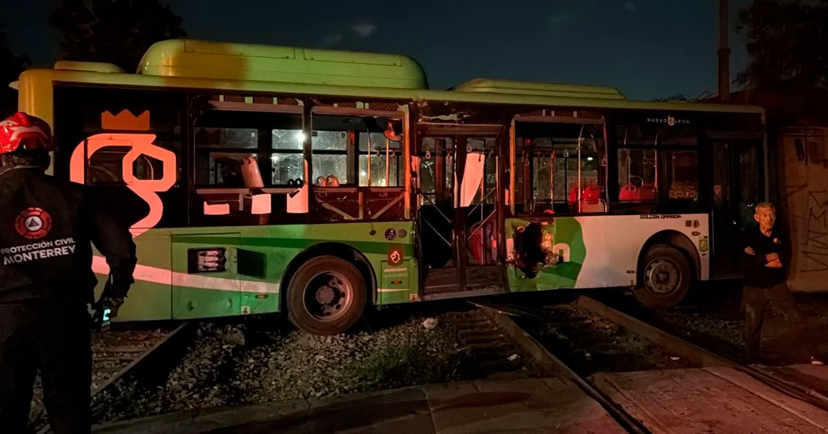 Choque entre camión y tren en Monterrey deja 11 heridos; el ferrocarril iba en reversa sin supervisión