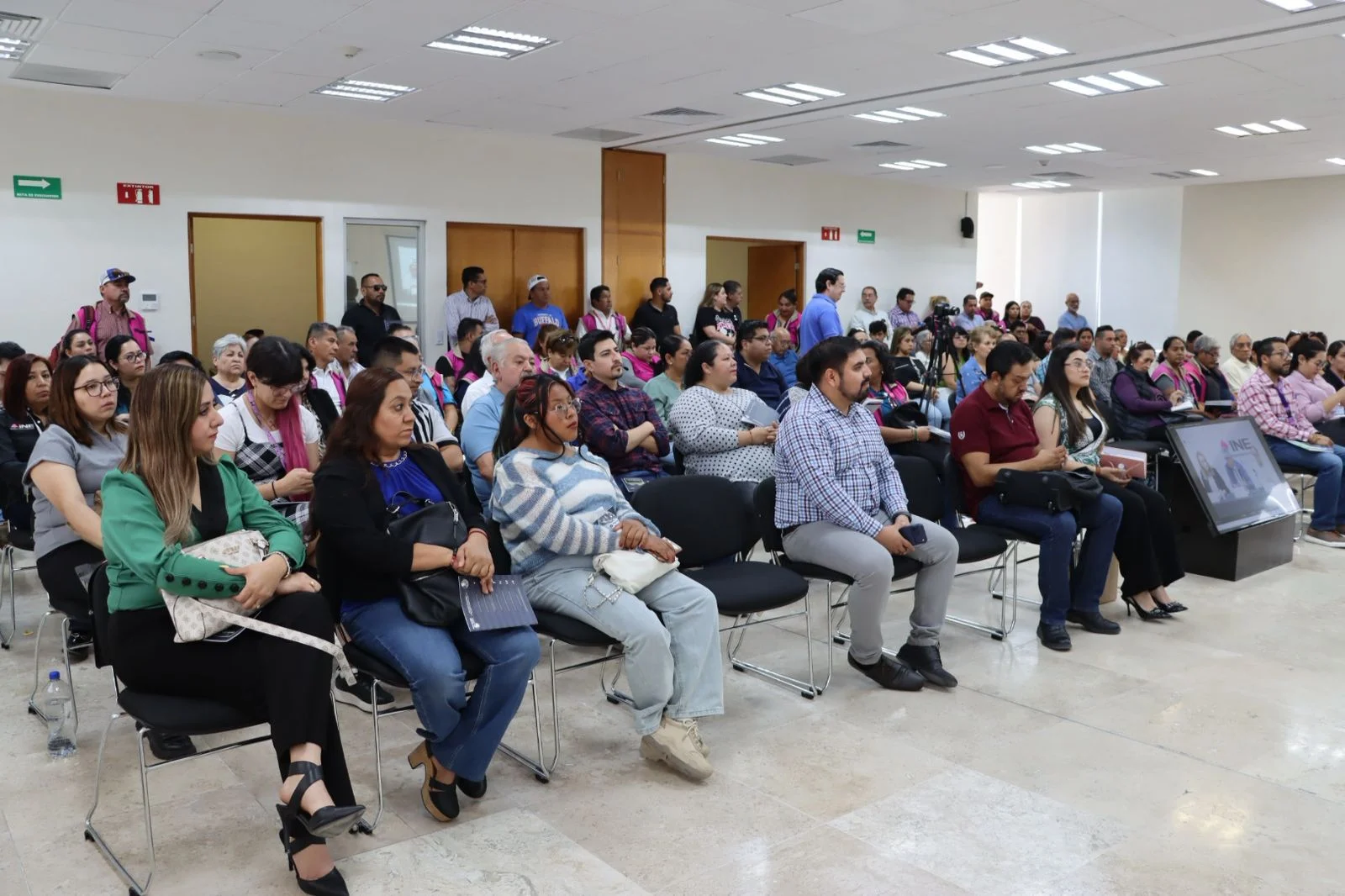 INE y FGR capacitan a funcionarios de casilla para prevenir delitos electorales en Coahuila.