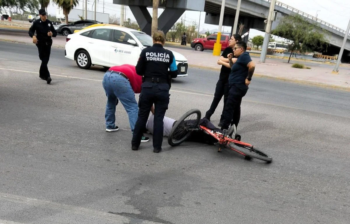 Ciclista muere atropellado en carretera a Mieleras, Torreón. Conductor detenido tras el accidente.