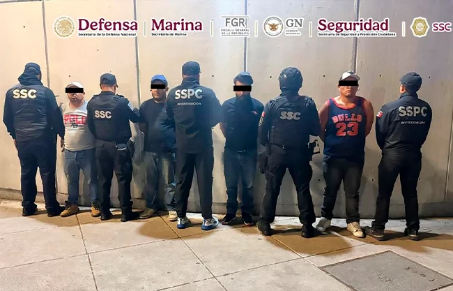 Durante la acción policial, el conductor del tractocamión y tres acompañantes fueron asegurados y puestos a disposición de las autoridades