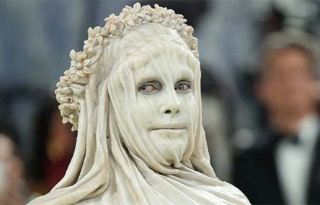 La modelo alemana apareció cubierta de látex y spandex pintados como mármol, inspirada en la obra "Veiled Vestal" de Raffaelle Monti.
