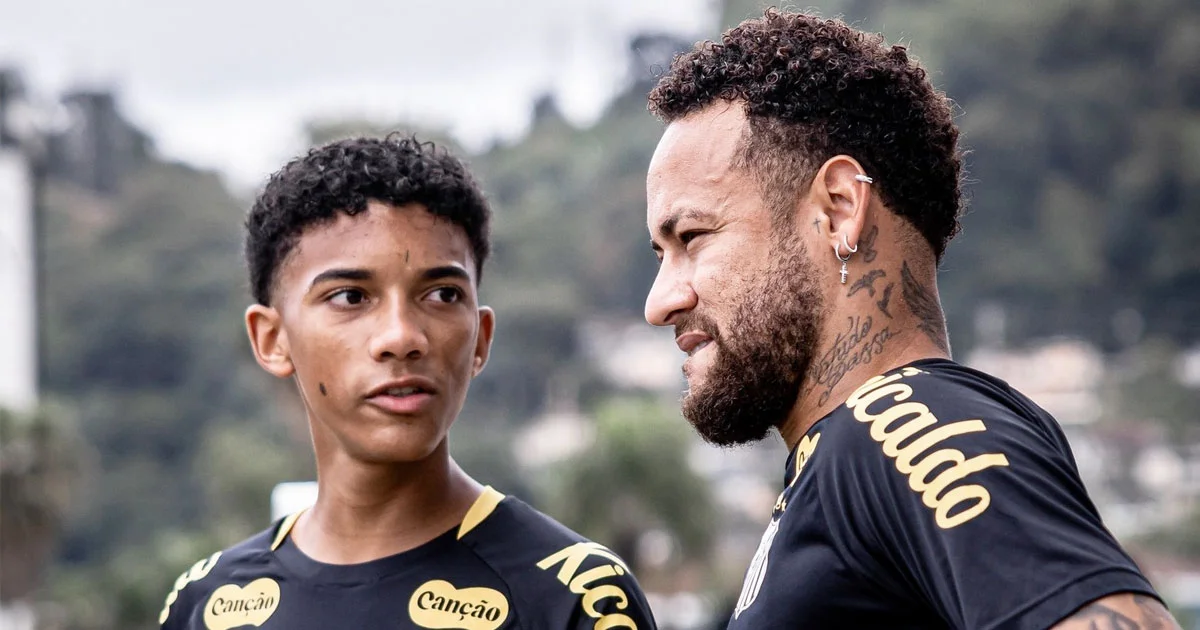 Pese a la controversia, Neymar viajó con el plantel a Asunción para el encuentro de este martes ante Deportivo Recoleta por la Copa Sudamericana.