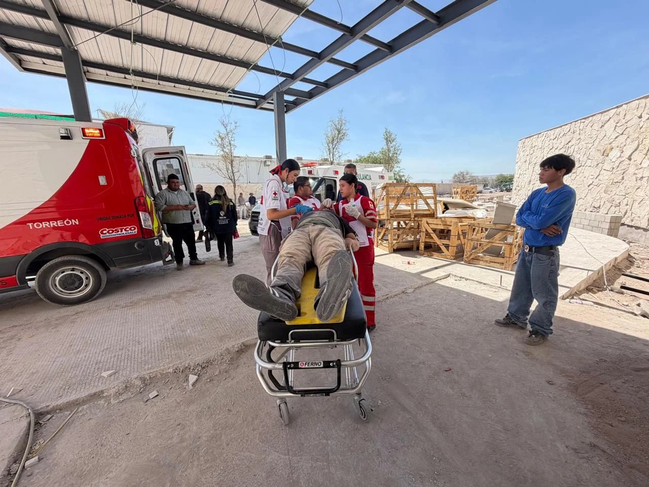 Obrero cae de andamio de 5 metros en obra de Torreón; resulta con lesiones y es trasladado a hospital.