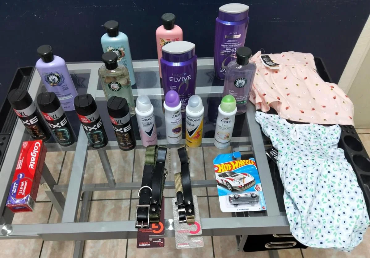 Detenida en Torreón por robo a tienda: sustrajo ropa y artículos sin pagar. Perla "N", de 27 años, fue asegurada por la policía municipal.