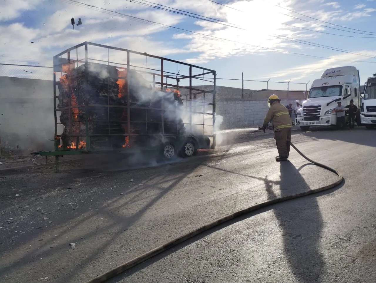 Se incendia traila con cartón en zona industrial de Torreón; bomberos controlan el siniestro