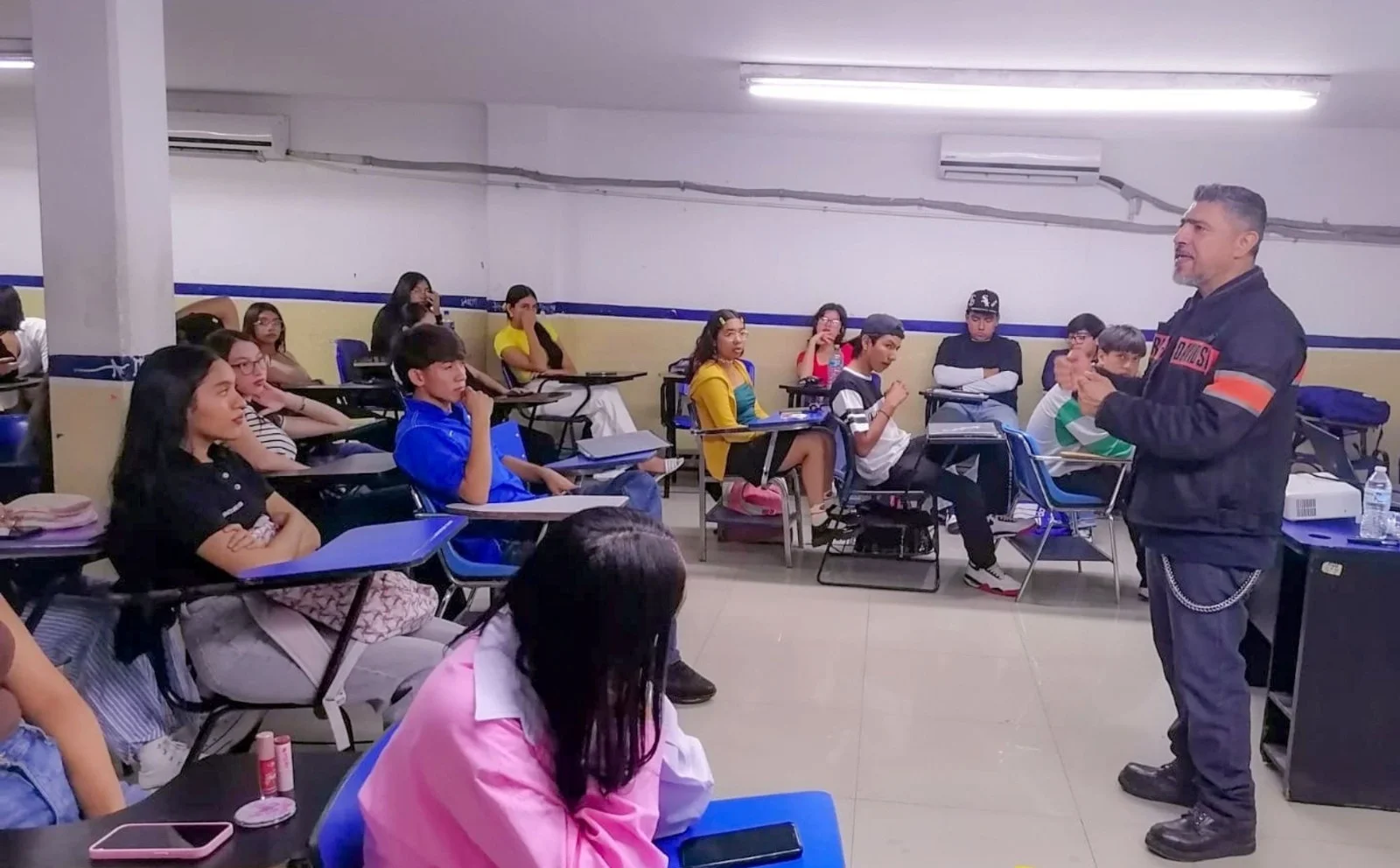 El programa "Mi Primera Licencia" exigirá pruebas psicológicas y visuales para nuevos conductores, en alianza con la UAdeC, buscando reducir accidentes viales.