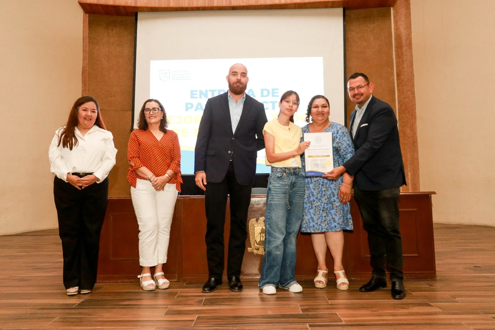 97 estudiantes de la UAdeC obtienen pase directo a licenciatura por su excelencia académica en bachillerato. Reconocimiento a su constancia y alto rendimiento.