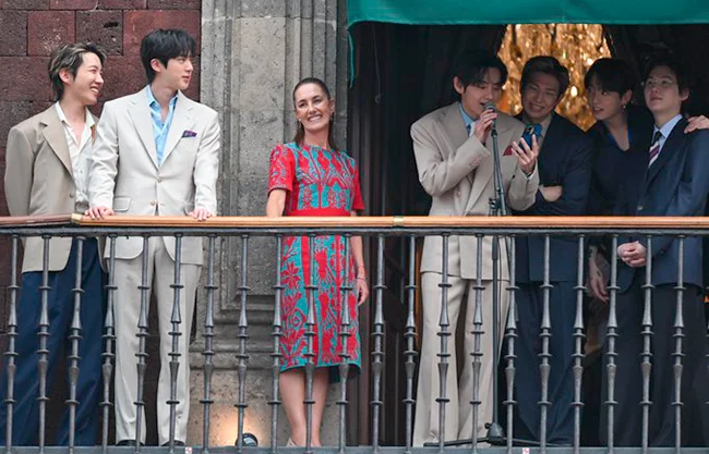 Recibe Sheinbaum a BTS en Palacio Nacional; salen al balcón y saludan a ¡50 mil fans!