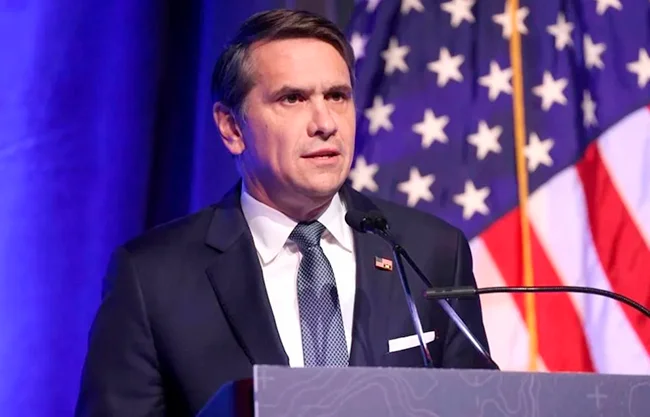 La cooperación de líderes del narcotráfico trasladados desde México a Estados Unidos podría llevar a la presentación de más acusaciones criminales en contra de políticos mexicanos que cooperan con los cárteles, aseguró este miércoles el Procurador General interino estadounidense, Todd Blanche
