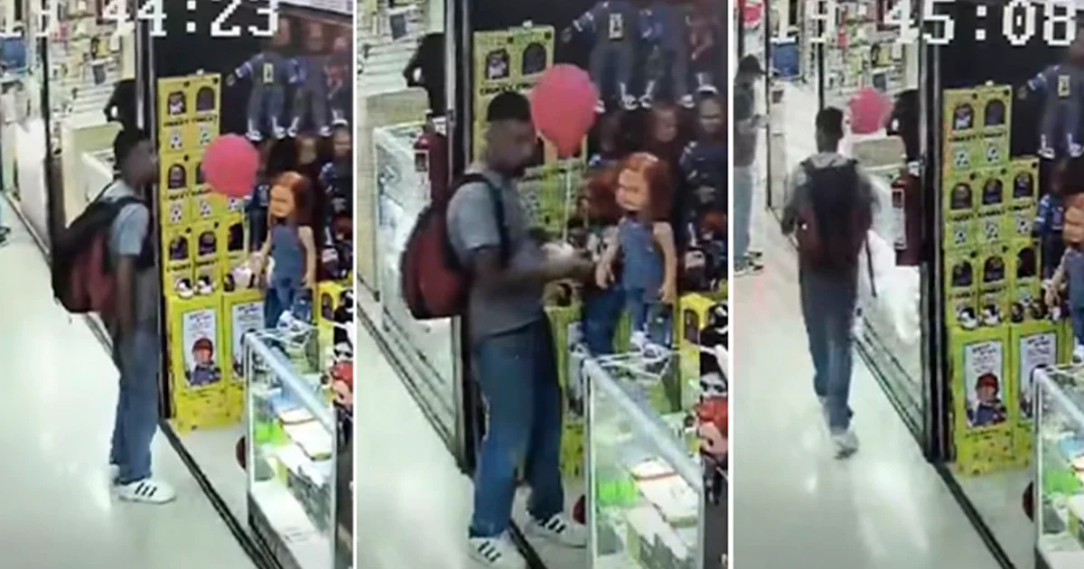 Joven roba muñeco de Chucky en tienda de Saltillo; el hurto quedó grabado y buscan identificar al ladrón