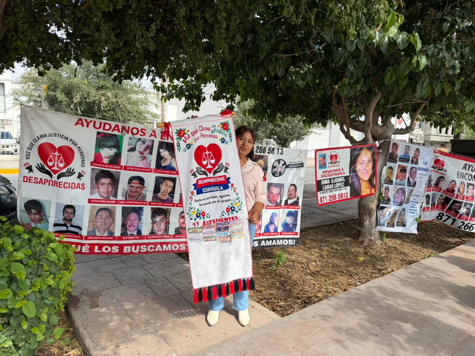 Madres de desaparecidos bordan un memorial nacional: nombres y fechas en tela para visibilizar sus casos.