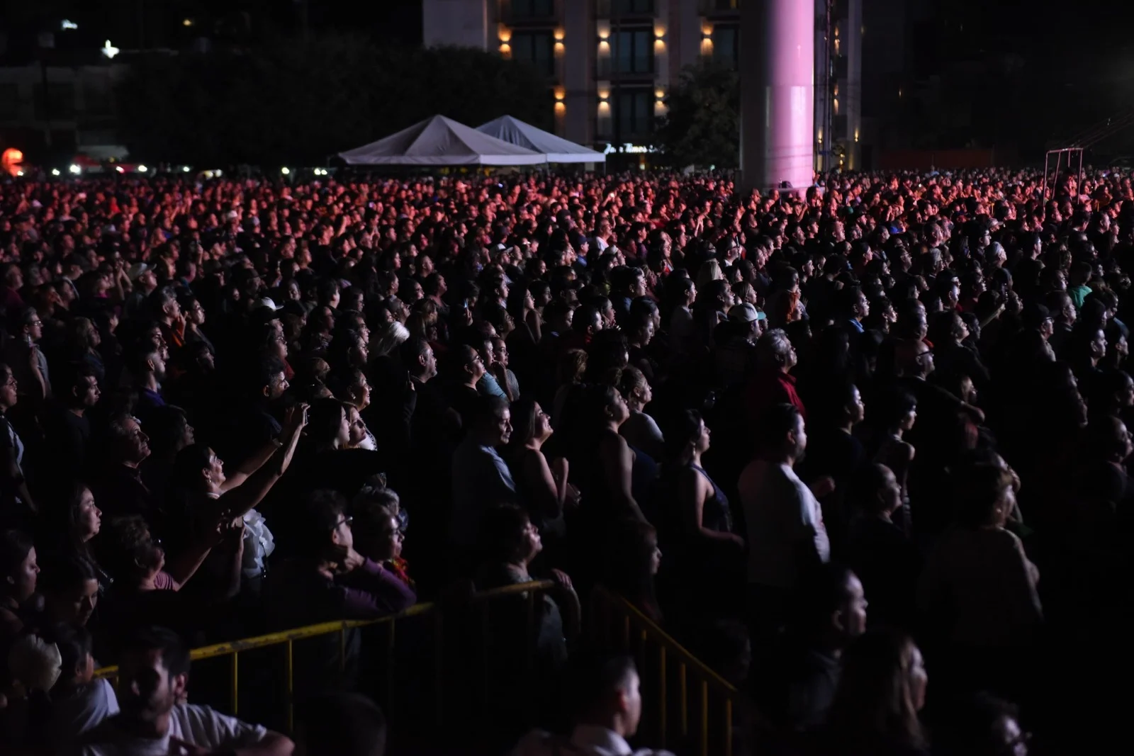 Protección Civil emite recomendaciones para el concierto del Día de las Madres en Plaza Mayor. Llega temprano, hidrátate y evita objetos prohibidos.
