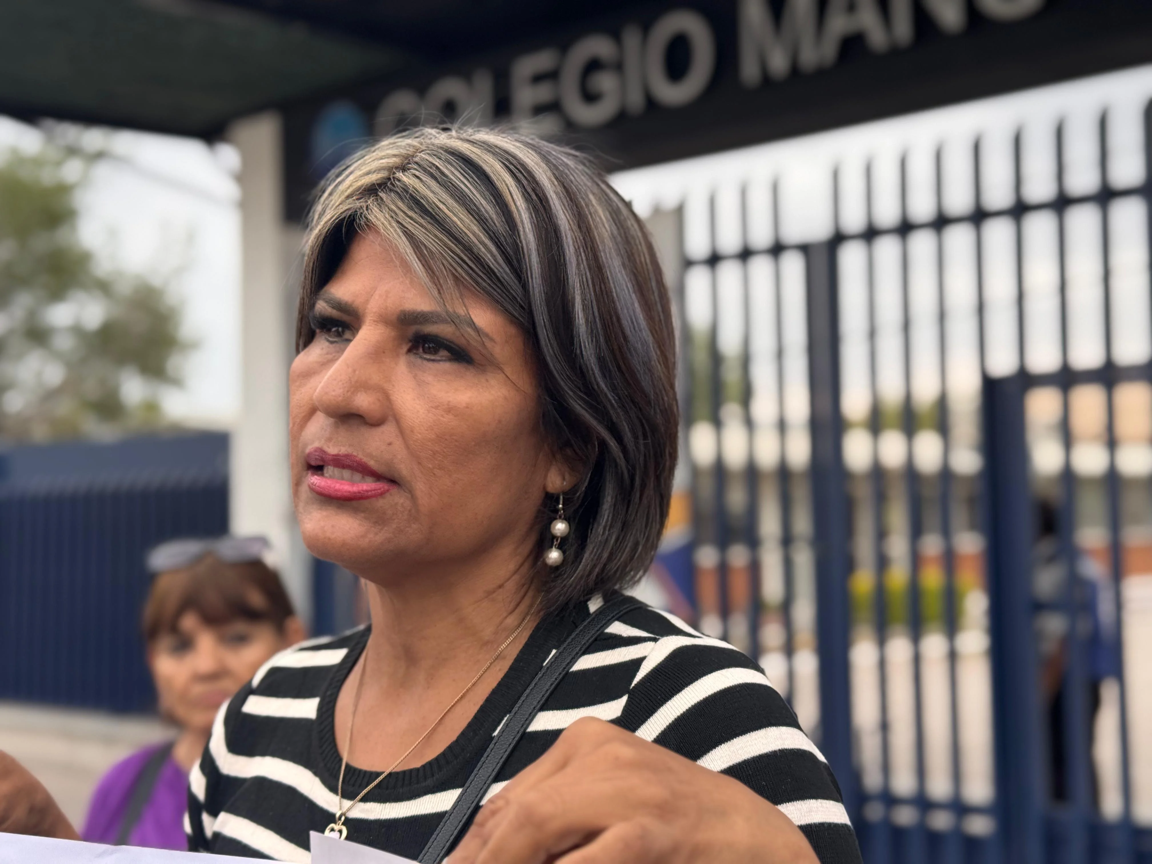 Madres denuncian clases sin aire ni luz en bachillerato de Torreón. Exigen solución ante temperaturas extremas.