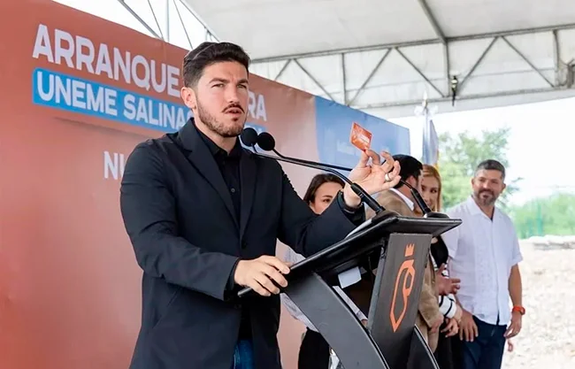 Ante las críticas y el rechazo que generó la decisión de adelantar el cierre del ciclo escolar al 5 de junio, por el Mundial de Futbol, el Gobernador Samuel García dijo que en Nuevo León los planteles podrían seguir en clases hasta el 19 de ese mes, y luego con campamentos hasta el 8 de julio