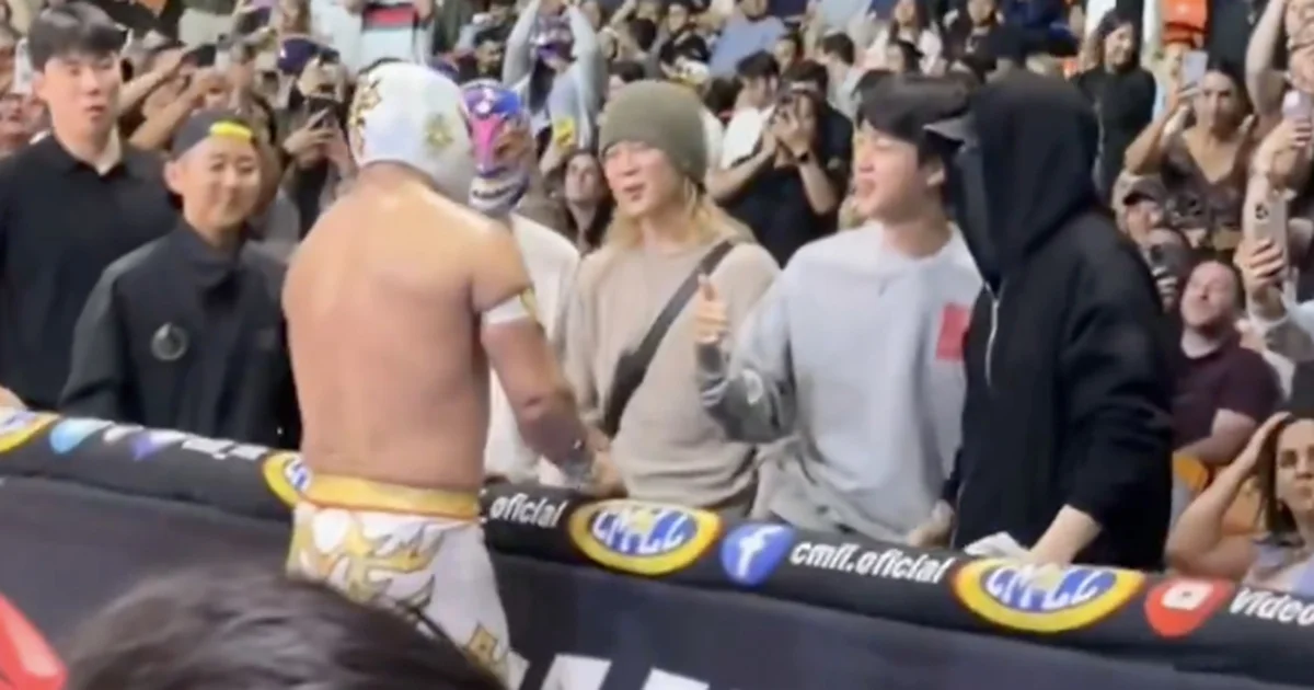 BTS sorprendió a sus fans al aparecer en la Arena México durante una función de lucha libre.