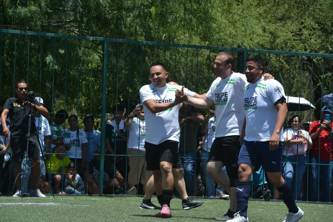 Felipe González reúne a leyendas del Santos en la Línea Verde para promover el deporte familiar y la convivencia durante su campaña.