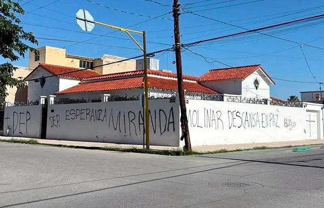 Una casa propiedad del senador morenista Javier Corral fue vandalizada con pintas la mañana de este domingo en Ciudad Juárez, Chihuahua
