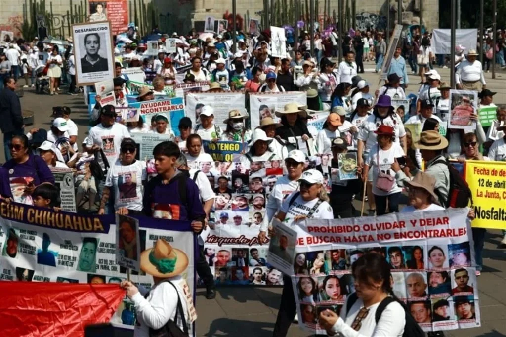 Decenas de buscadoras demandaron a la Presidenta Claudia Sheinbaum reconocer a los 133 mil 910 desaparecidos en México y aceptar ayuda internacional para su localización