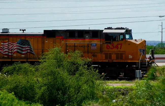 Seis cuerpos fueron hallados en un tren en Laredo y un séptimo cerca de las vías en el condado de Bexar; cinco habrían muerto por hipertermia.