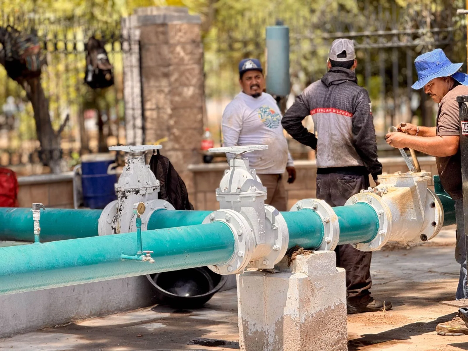 Vecinos del oriente de Torreón sufren baja presión de agua por falla en bomba; Simas atiende con pipas.