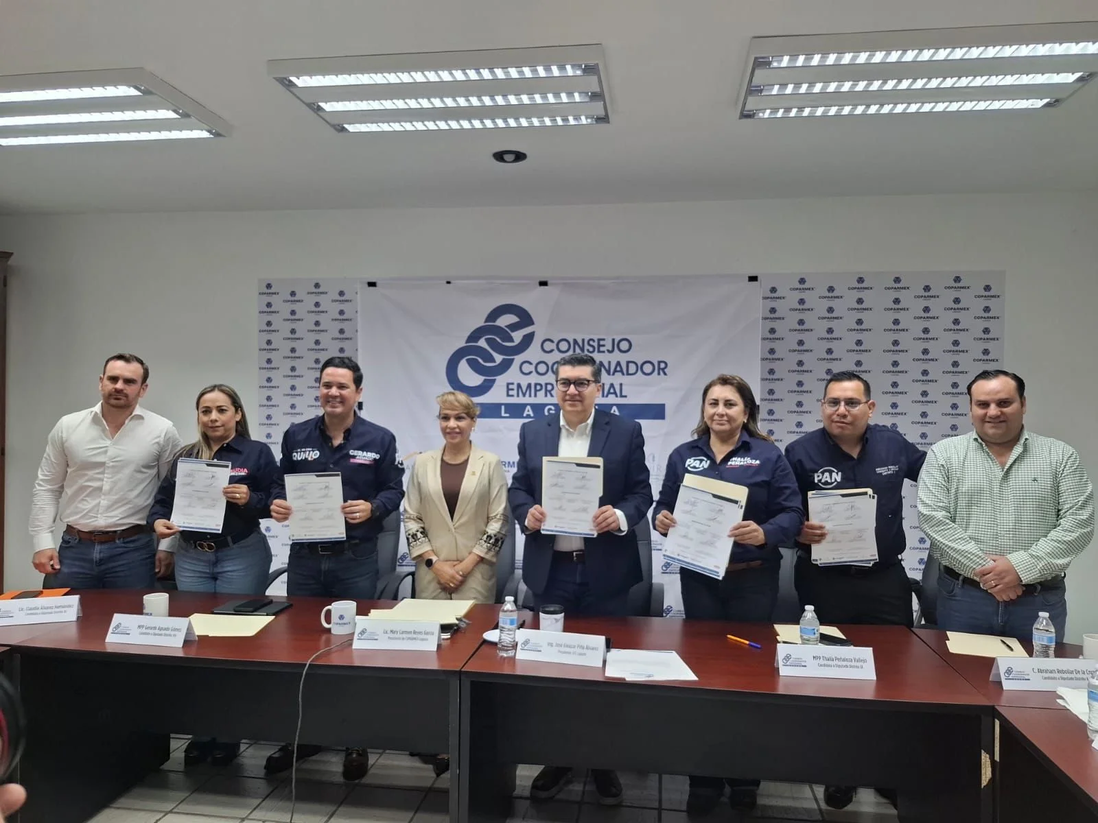 Empresarios y candidatos del PAN firman acuerdo por competitividad e inversión en Coahuila.